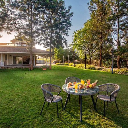 Stayvista'S Silver Grove - Serene Haven With Expansive Lawn & Terrace Нашик Екстериор снимка