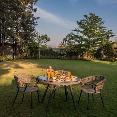 Stayvista'S Silver Grove - Serene Haven With Expansive Lawn & Terrace Нашик Екстериор снимка