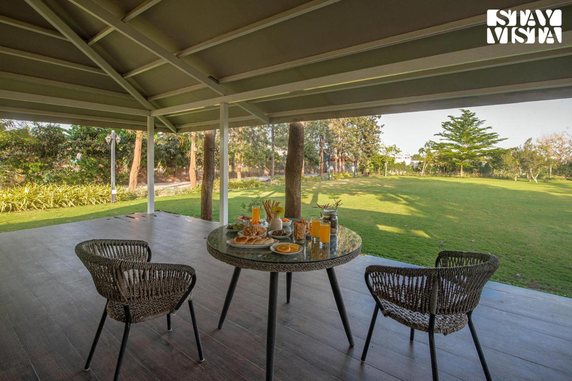 Stayvista'S Silver Grove - Serene Haven With Expansive Lawn & Terrace Нашик Екстериор снимка